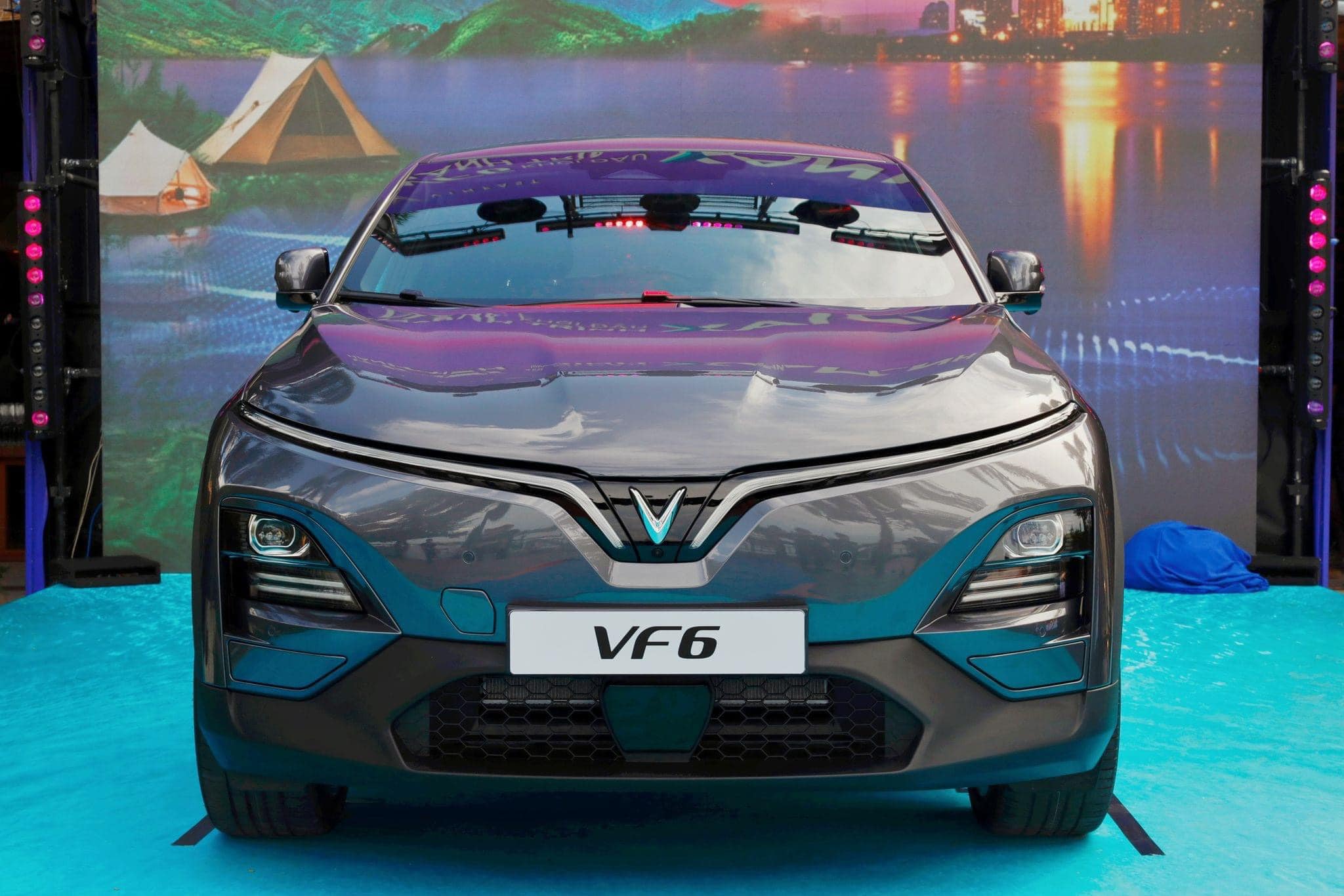 VinFast ra mắt ô tô điện thông minh VF 6 phân khúc gia đình 